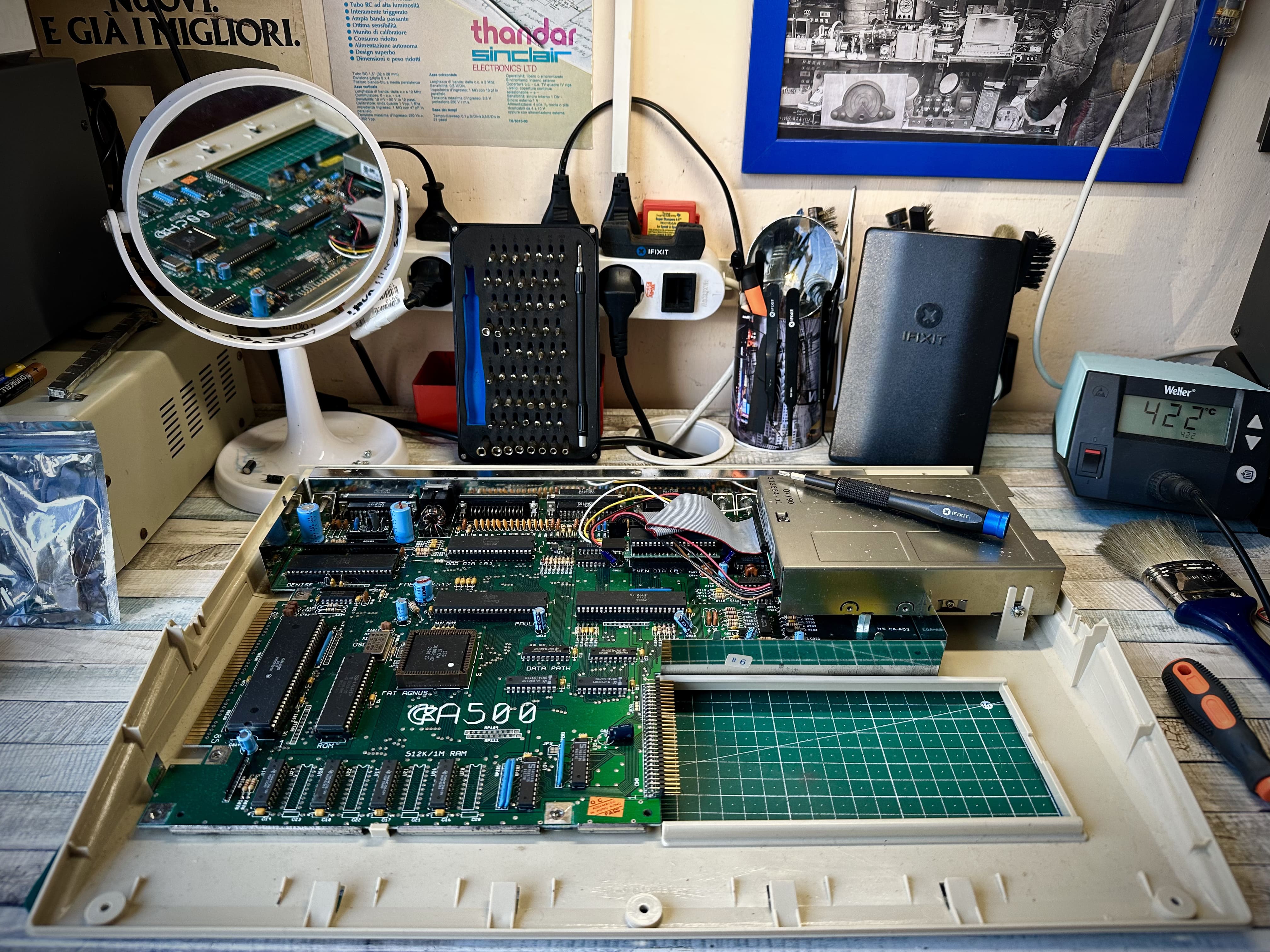 Vista della scheda madre Amiga 500 ancora montata nel telaio